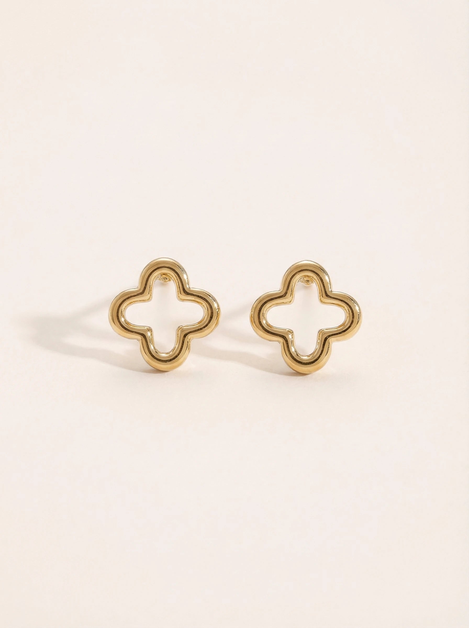 Simple Hollow Lucky Flower Edelstahl Ohrringe