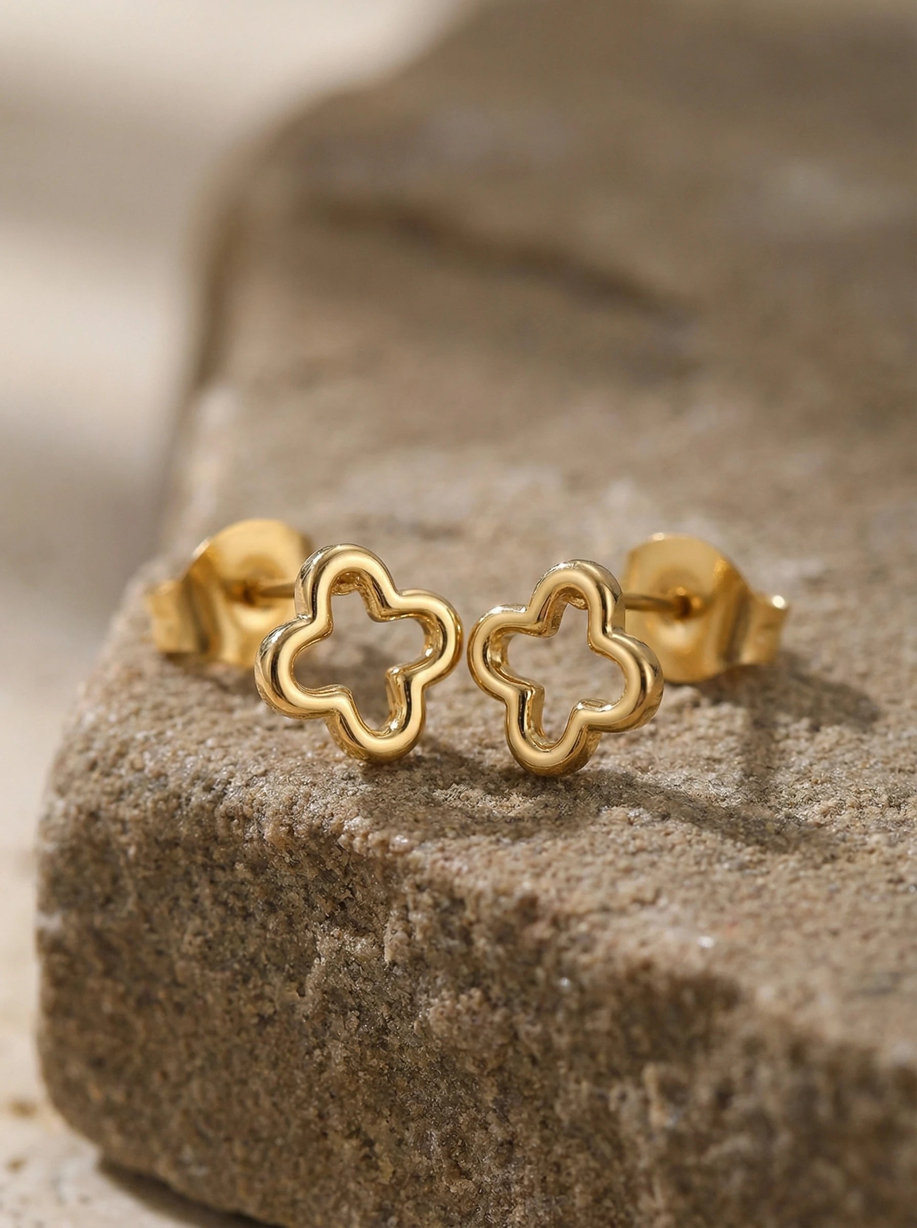 Simple Hollow Lucky Flower Edelstahl Ohrringe - Produktbild 2