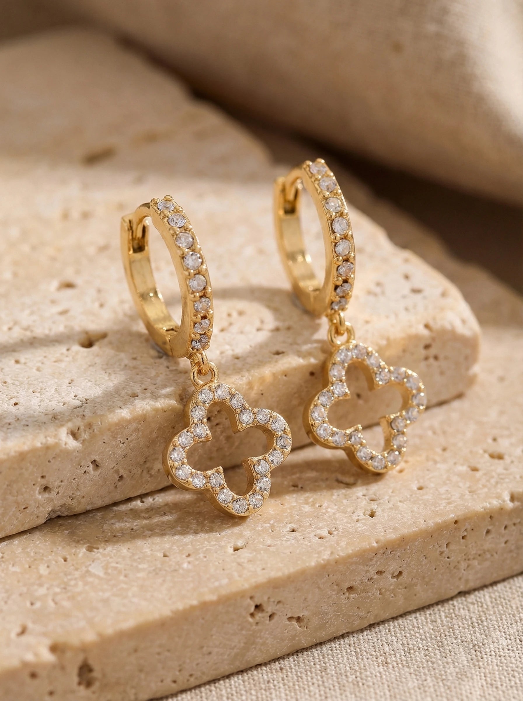 Diamond Hollow Lucky Flower Edelstahl Ohrringe - Produktbild 2