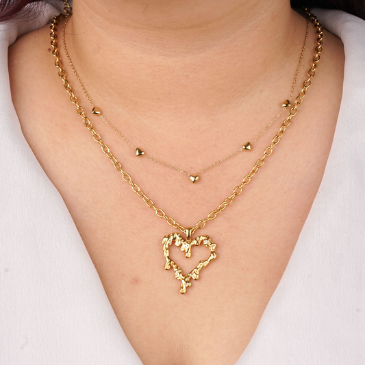 Goldene Edelstahl-Halskette mit Herzanhänger und kleinen Herzmotiven, doppellagig getragen