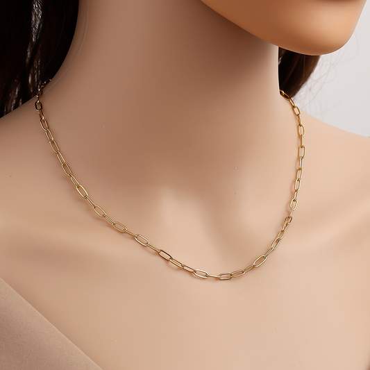 Goldfarbene Edelstahl-Halskette mit feiner, runder Gliederkette, getragen auf einem Modellhals