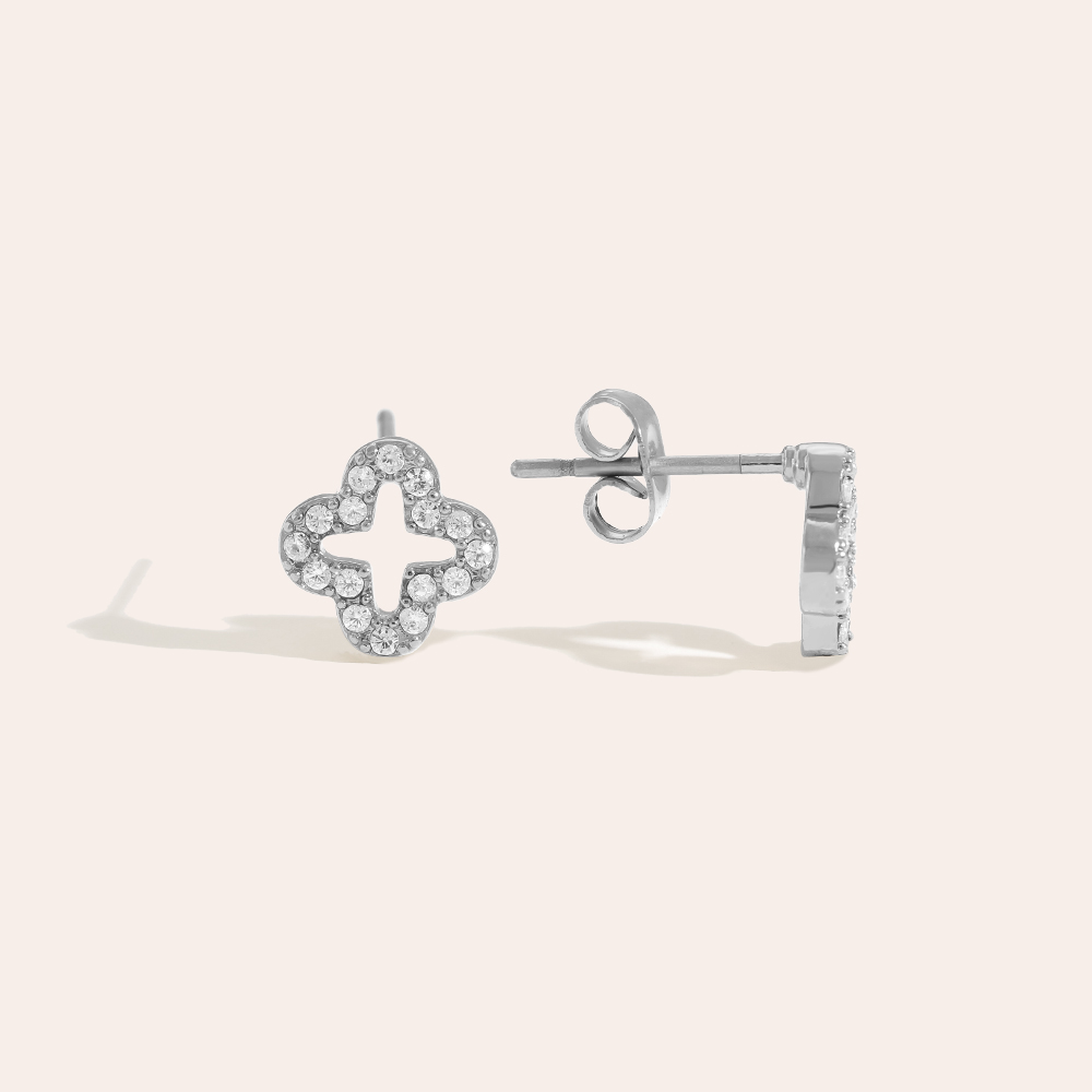 Silberne Edelstahl-Ohrringe in Kleeblattform mit Diamantverzierung, glänzendes Finish, Steckverschluss.