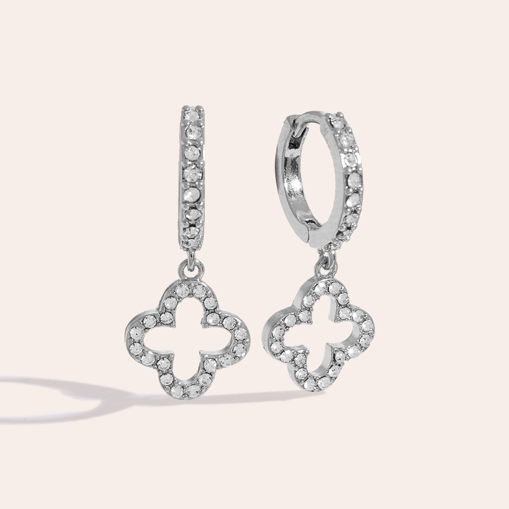 Silberne Edelstahl-Ohrringe mit diamantbesetztem Kleeblattmotiv und kreisförmigem Anhänger-Design