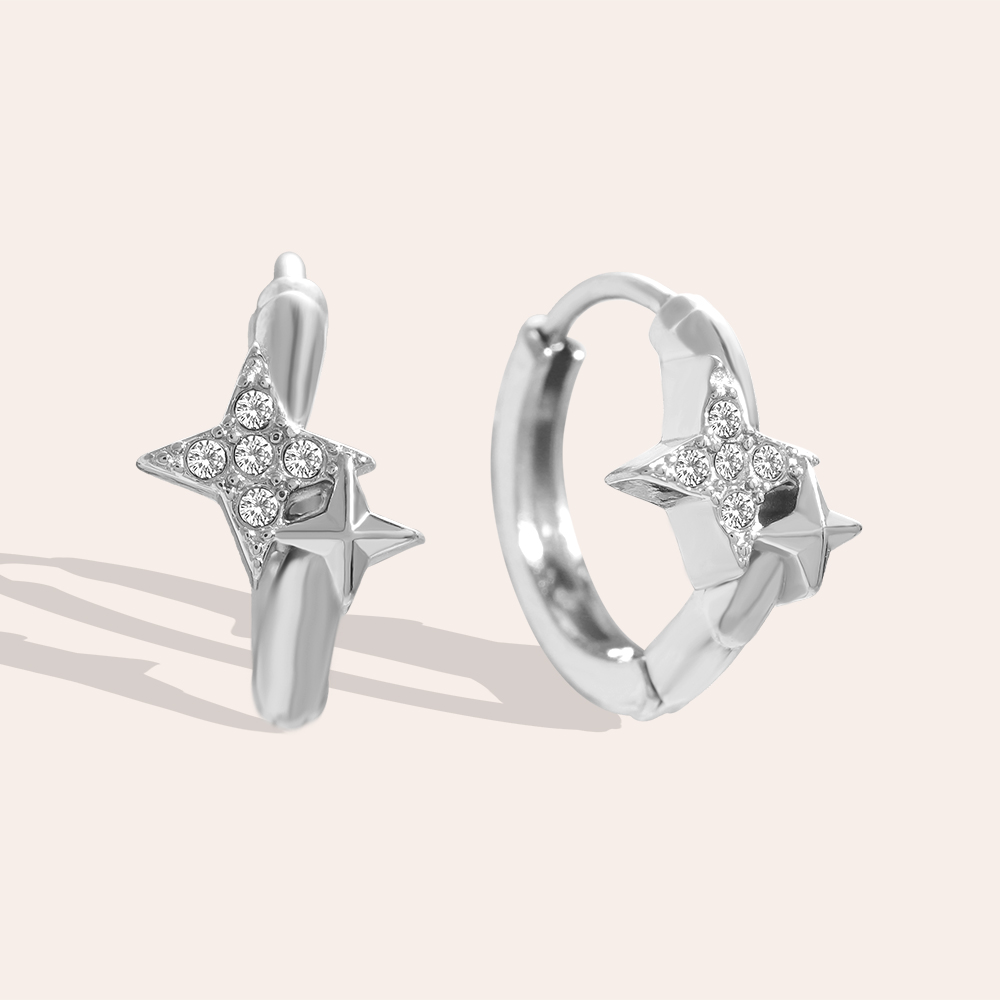 Silberne Edelstahl-Ohrringe mit vierzackigem Sternmotiv und Diamantverzierung