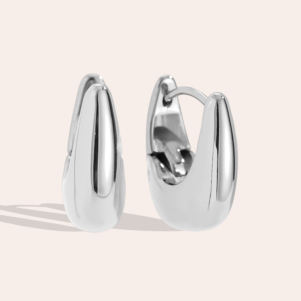 Silberne Drop Hoop Ohrringe aus Edelstahl, glänzende Oberfläche, tropfenförmiges Design