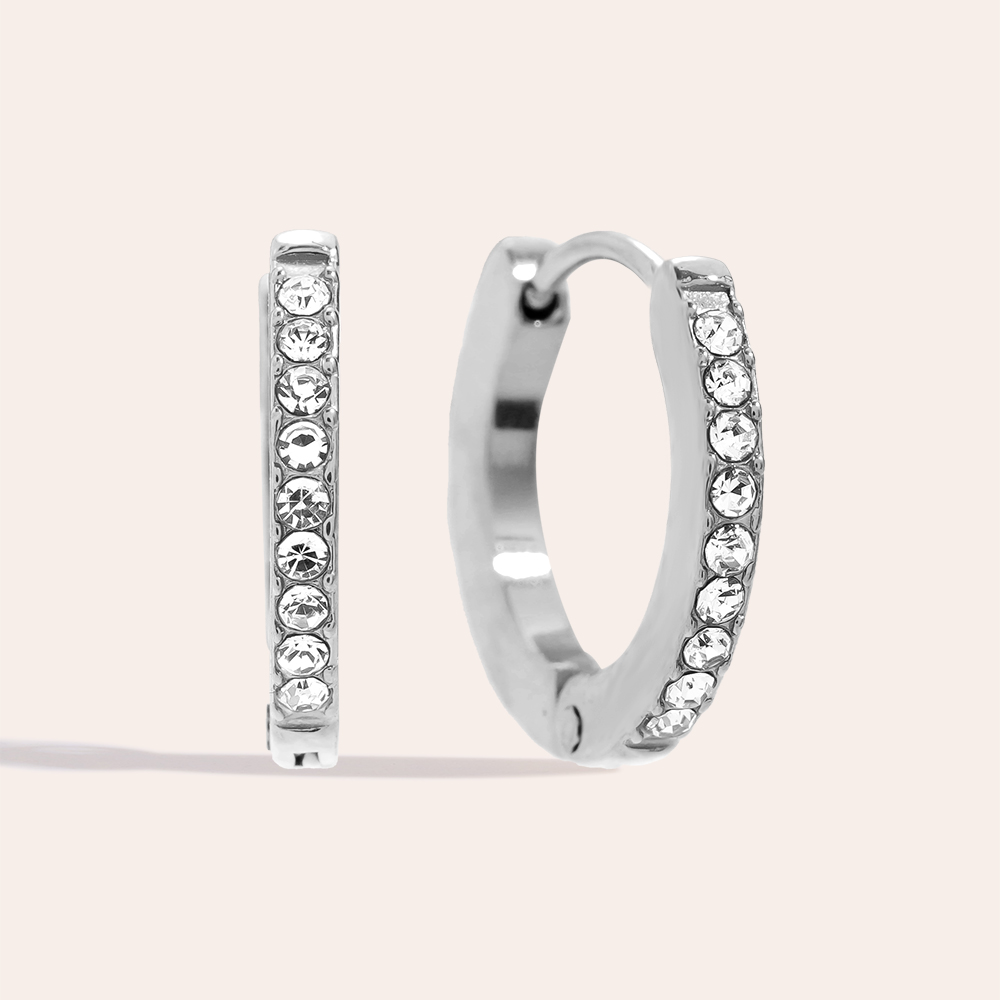 Silberne Edelstahl-Creolen mit Diamantverzierung, schlichtes Design, runde Form, funkelnde Details