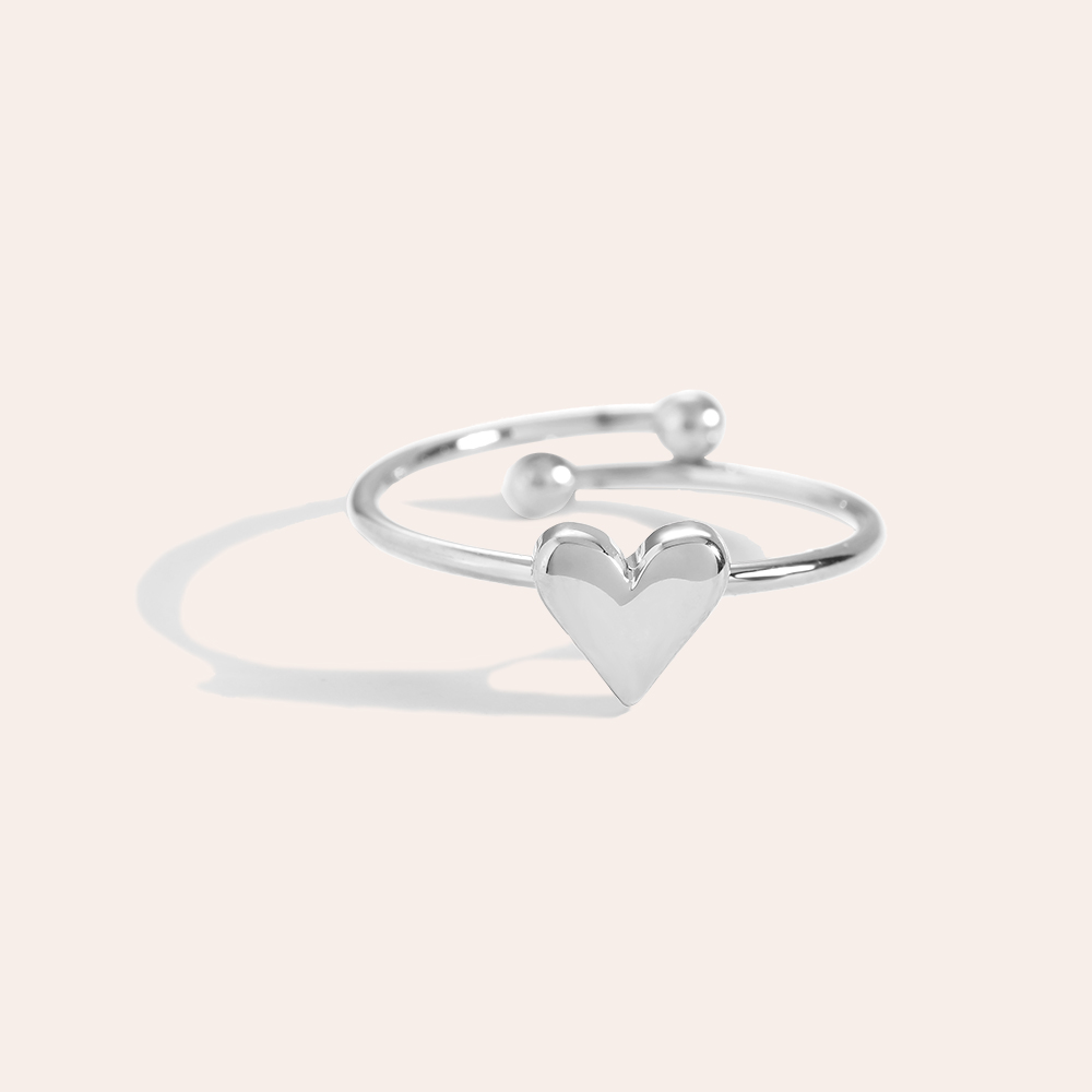 Silberner Edelstahlring mit Herzmotiv, offene Form, glänzende Oberfläche