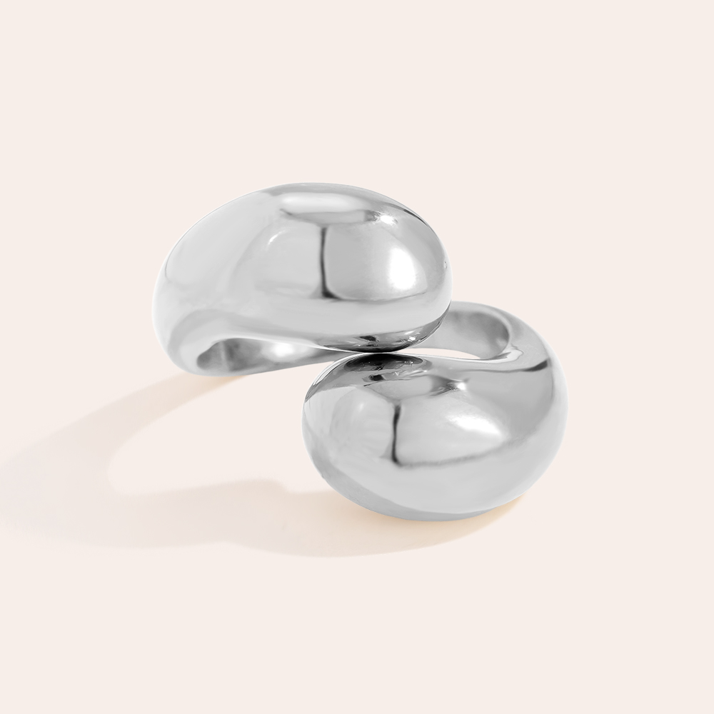 Silberner Edelstahlring in Tropfenform, glänzende Oberfläche, modernes Design, Two Drops Modell