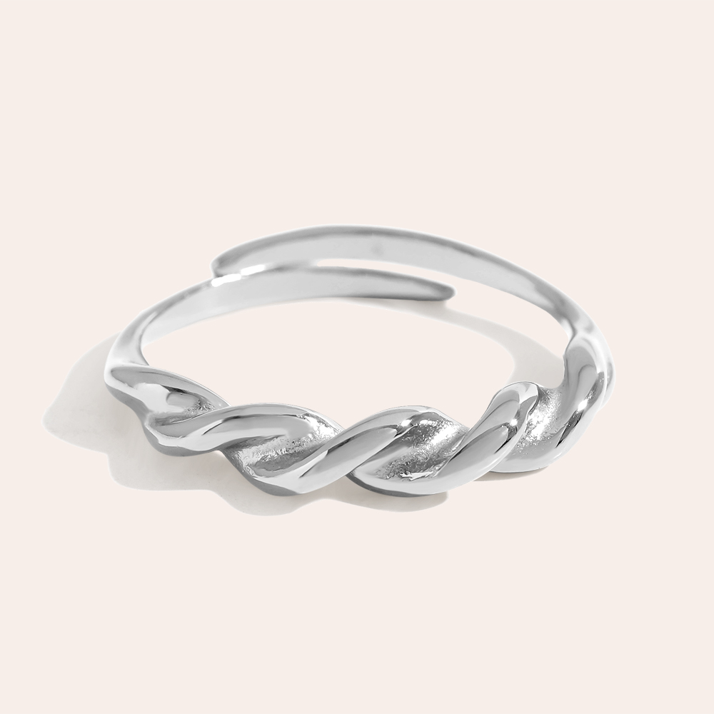 Silberner Edelstahlring mit gedrehtem Design, feine Verarbeitung, glänzende Oberfläche