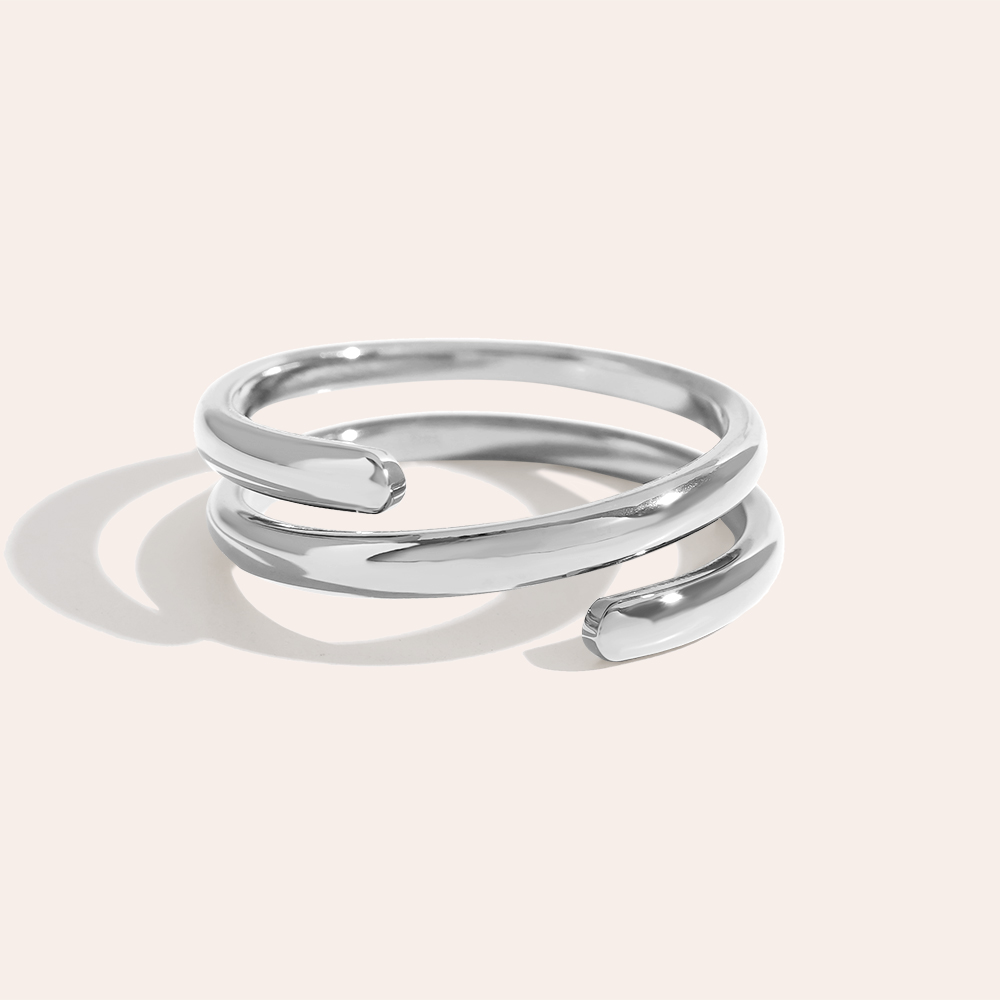 Silberner Edelstahlring in Spiralform, glänzende Oberfläche, minimalistisches Design