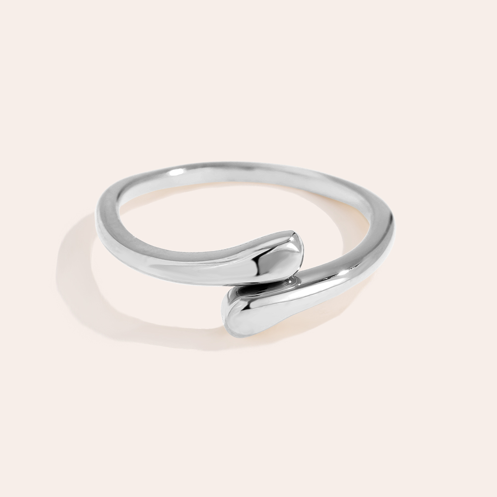 Silberner Edelstahlring mit geschwungenem Design, offene Enden, glänzende Oberfläche, minimalistischer Stil