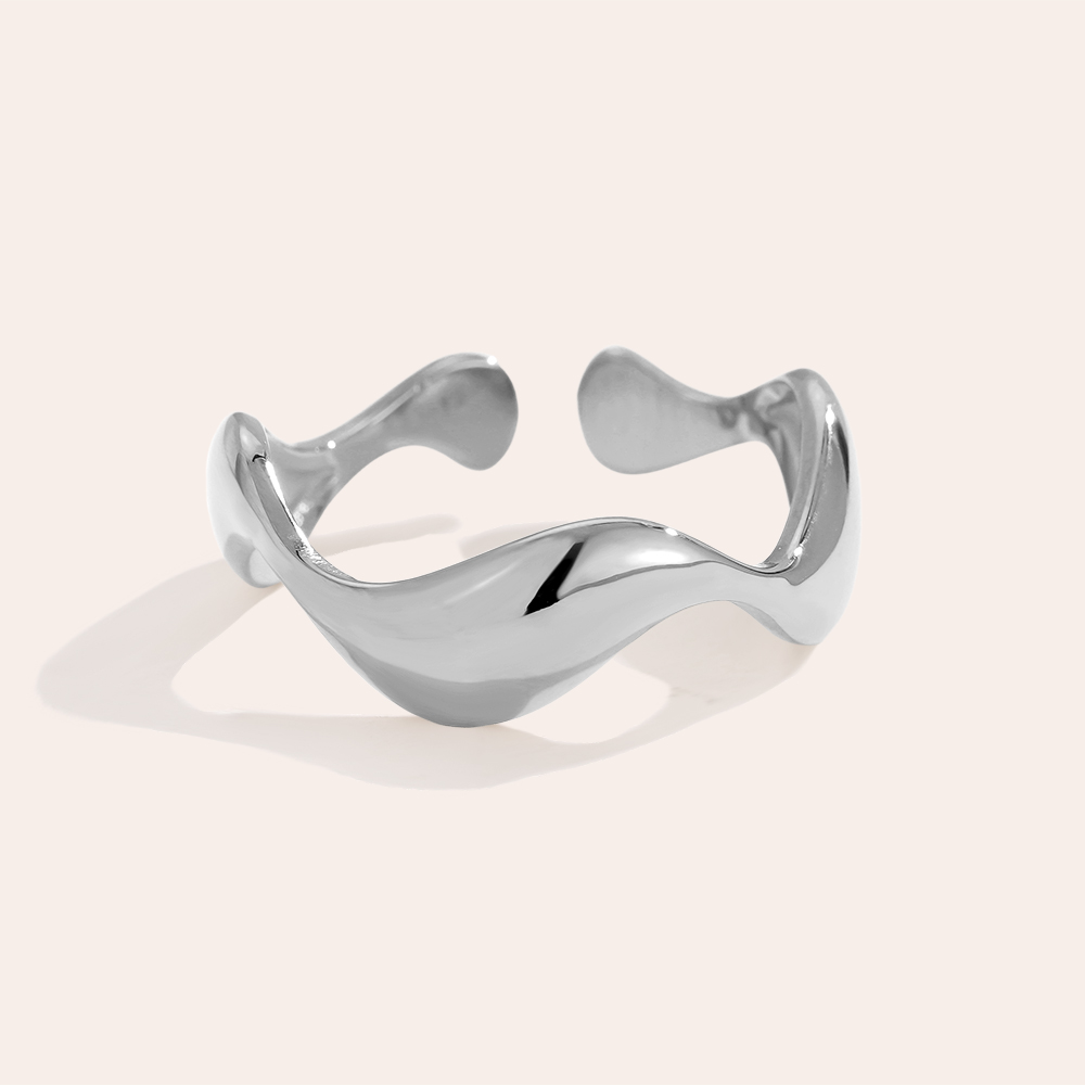 Silberner Edelstahlring mit wellenförmigem Design, glänzende Oberfläche, offene Form