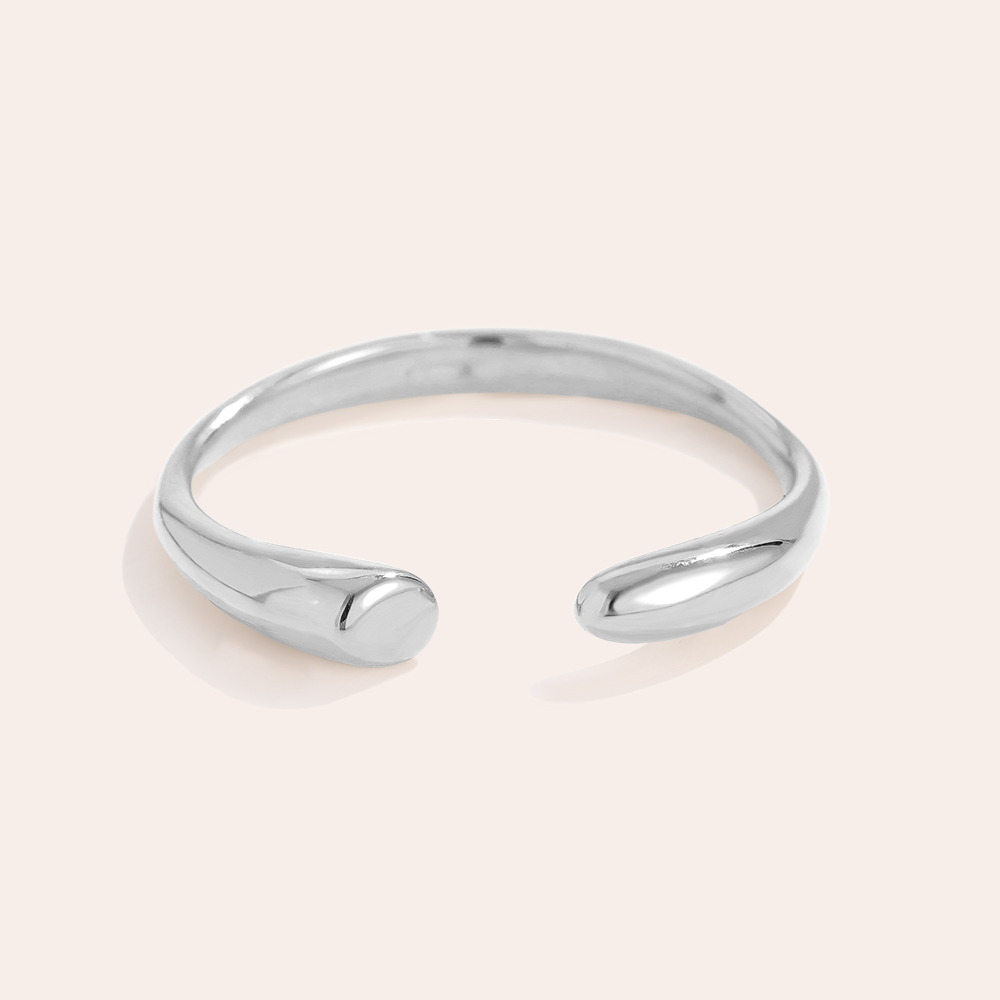 Silberner Edelstahlring mit offenem Design und glatter Oberfläche