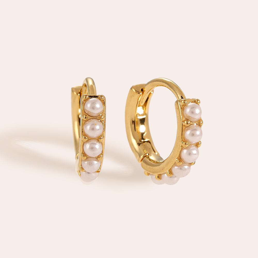 Goldene Edelstahl-Ohrringe mit Mini-Perlen, kreisförmiges Design, glänzendes Finish