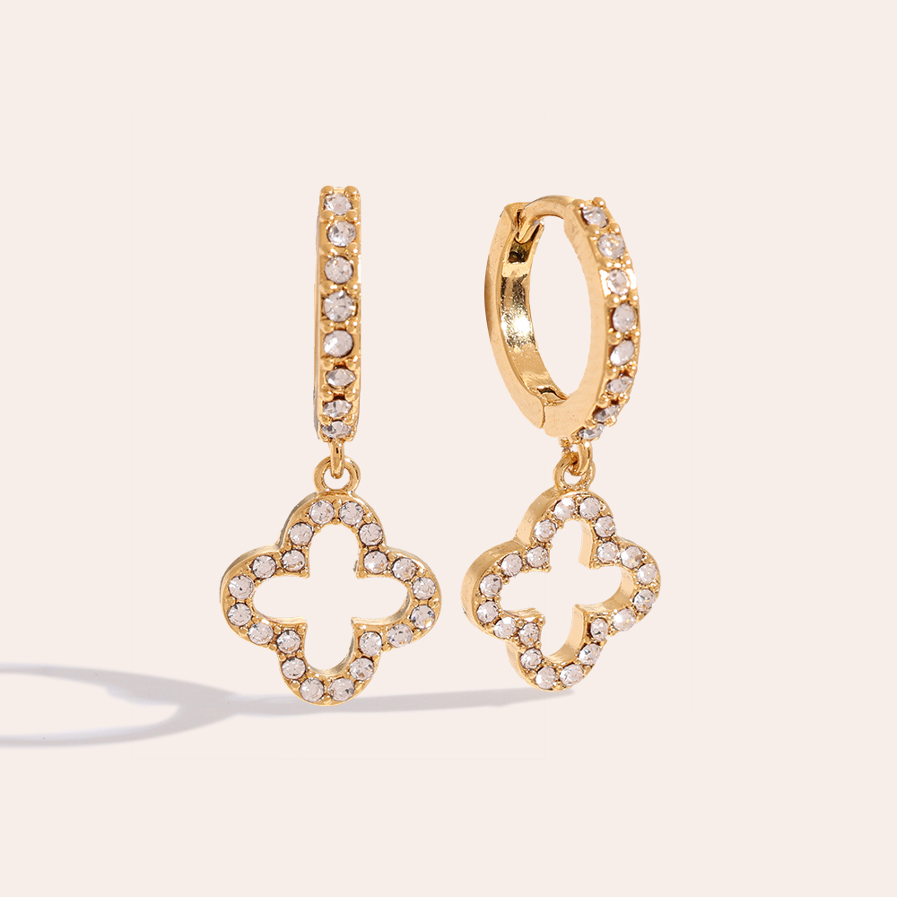 Goldene Edelstahl-Ohrringe mit diamantbesetztem Kleeblattmotiv und kreisförmigem Anhänger, funkelndes Design