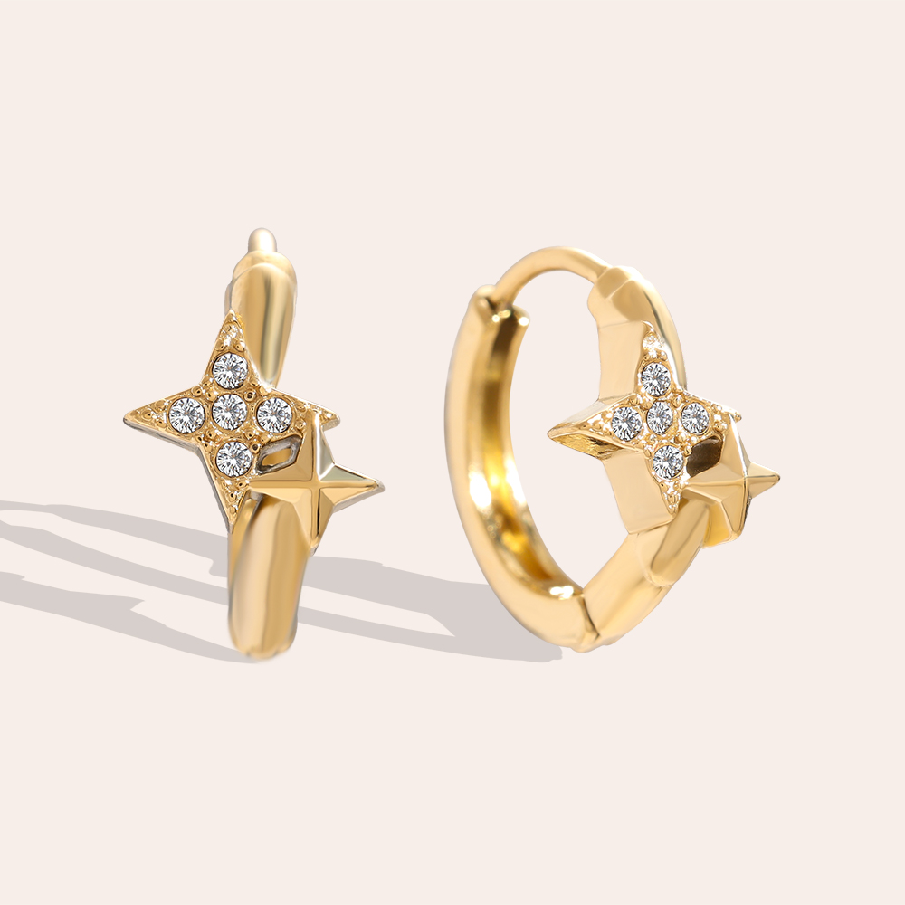 Goldene Edelstahl-Ohrringe mit vierzackigem Sternmotiv und Diamantakzenten