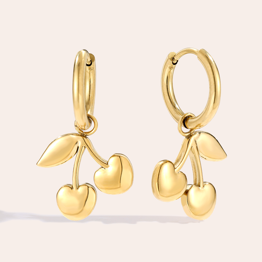 Goldene Edelstahl-Ohrringe mit Kirschmotiv, bestehend aus zwei Kirschen und Blättern, an kleinen Creolen hängend