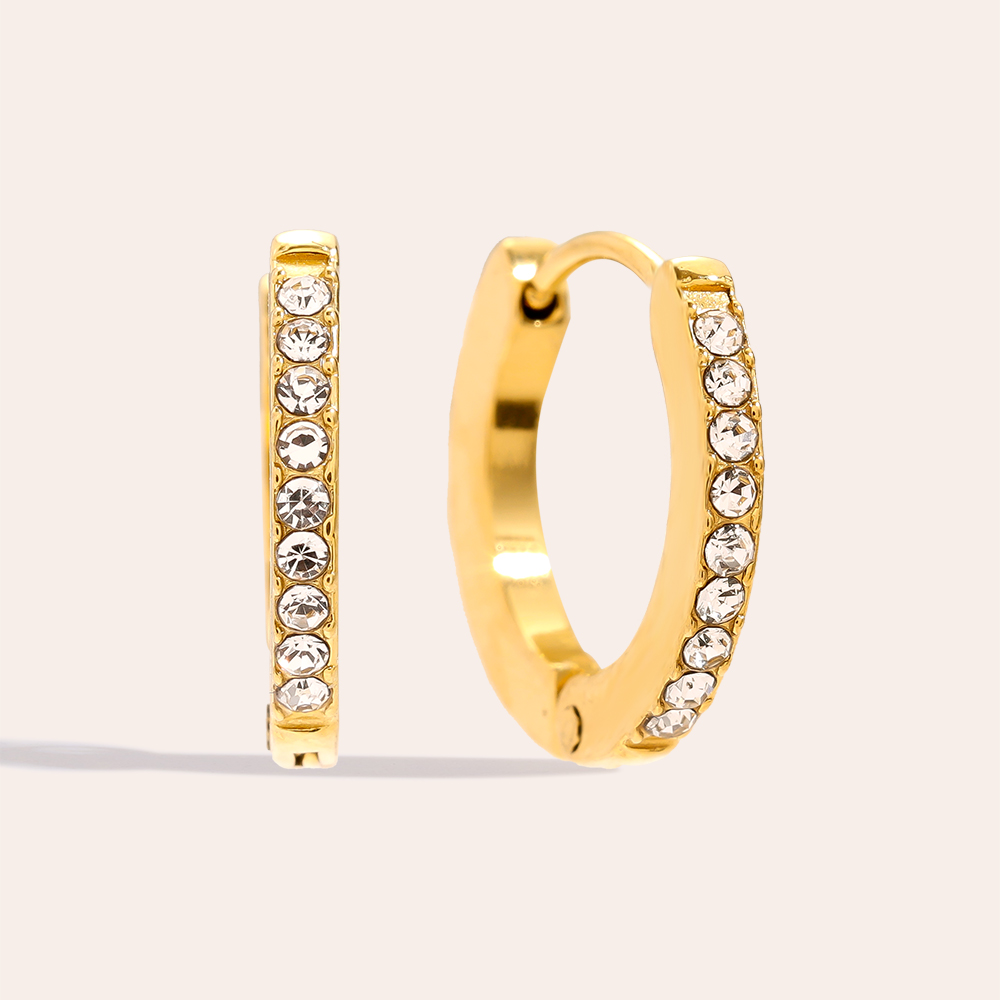 Goldene Edelstahl-Creolen mit eingearbeiteten klaren Steinen, schlichte und elegante Ausführung
