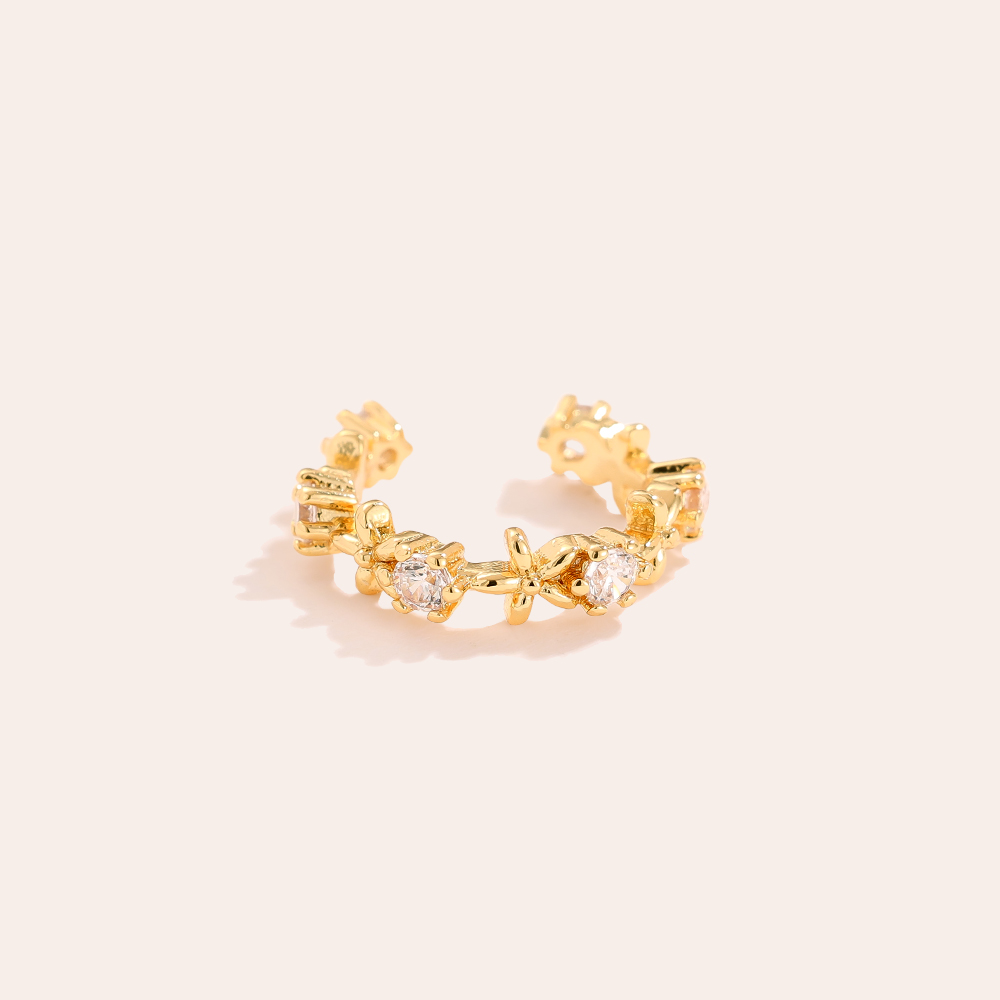 Vergoldeter Ear-Cuff mit Diamantverzierung, florales Design, goldene Variante, filigrane Verarbeitung