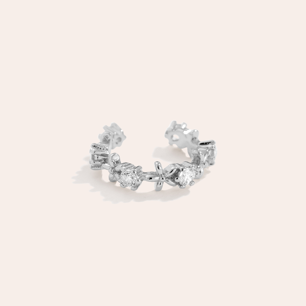 Silberner Ear-Cuff mit feinen Blumenmotiven und Diamantverzierung, vergoldet, filigranes Design