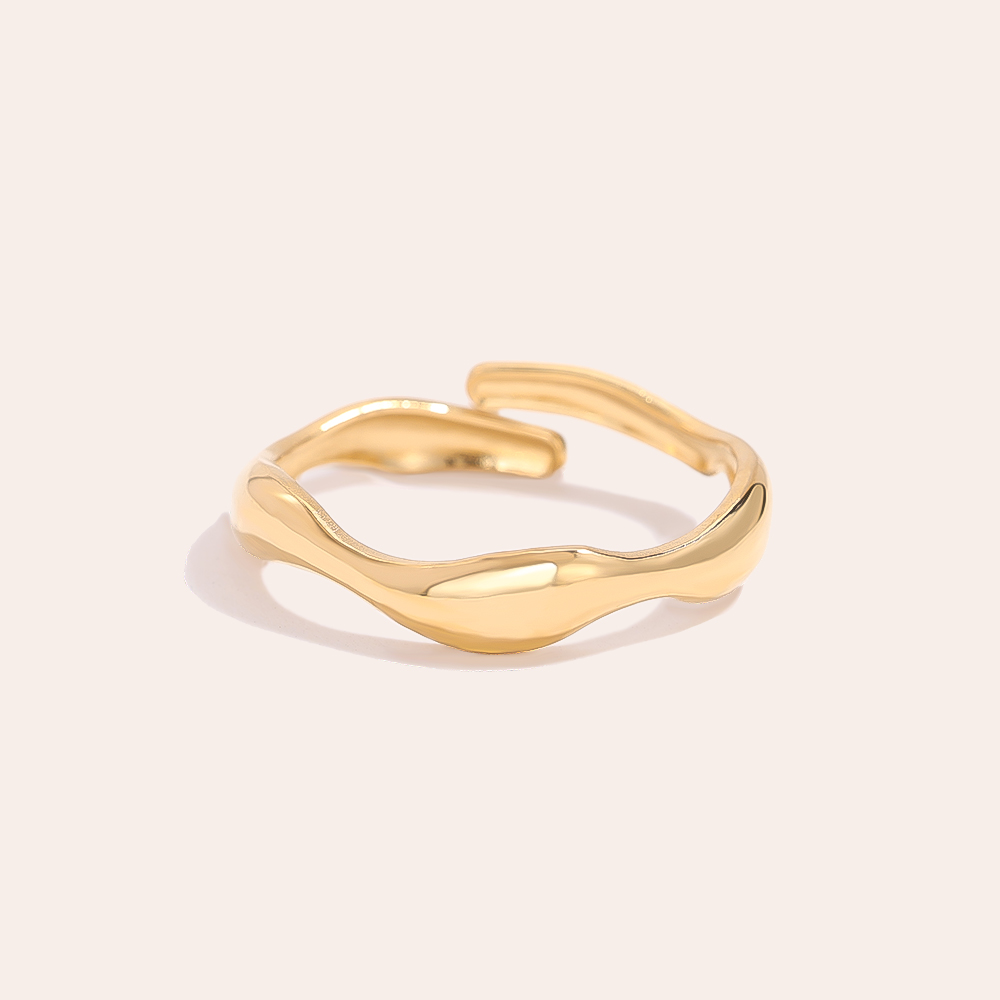 Goldener Edelstahlring mit wellenförmigem Design, glänzende Oberfläche, offene Form