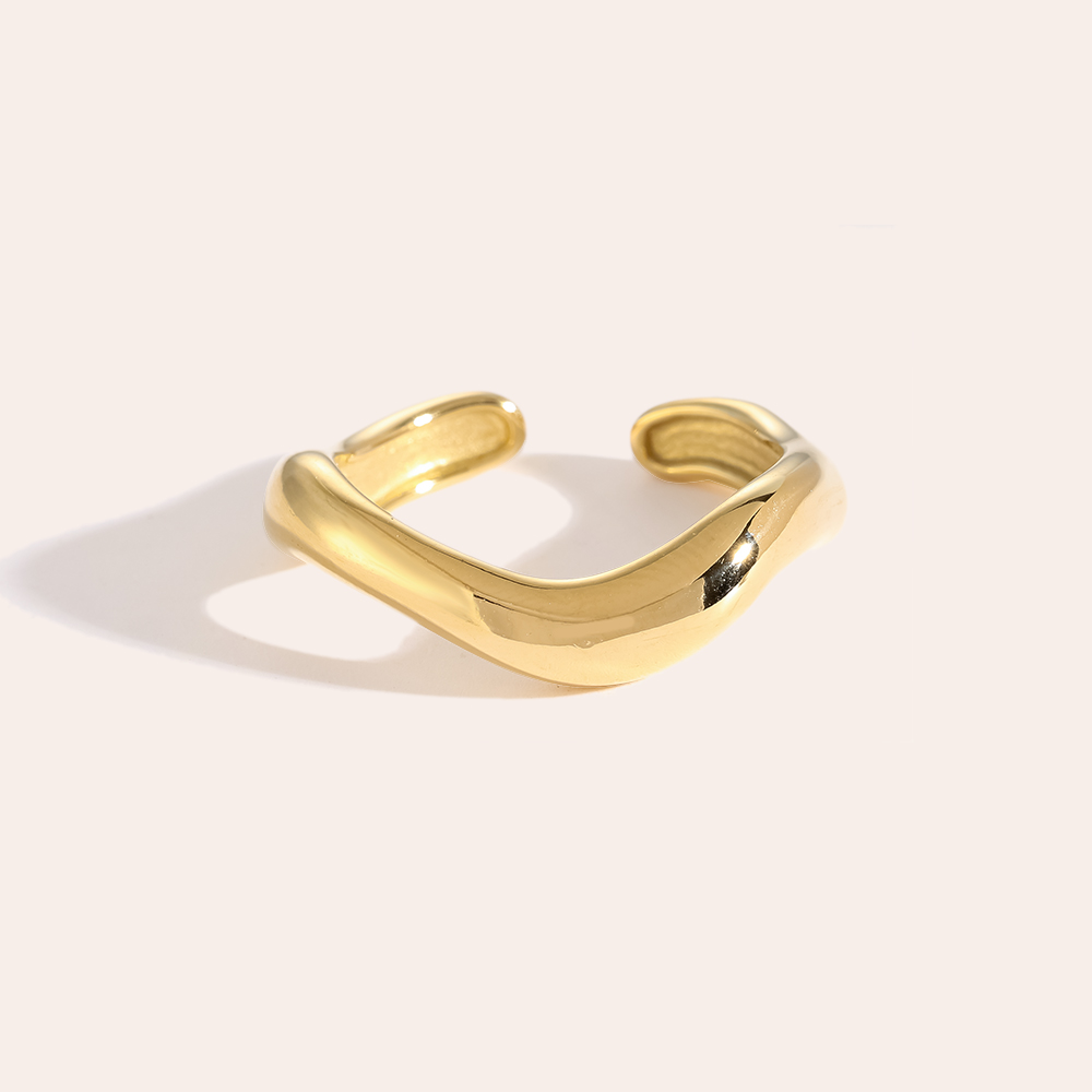 Goldfarbener Edelstahlring mit dicker, unregelmäßiger Kurvenform