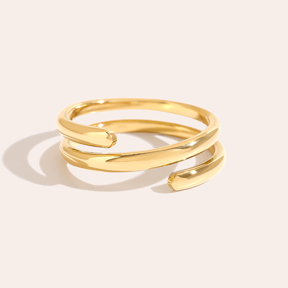 Goldfarbener Edelstahlring in Spiralform, glänzende Oberfläche, zwei Windungen