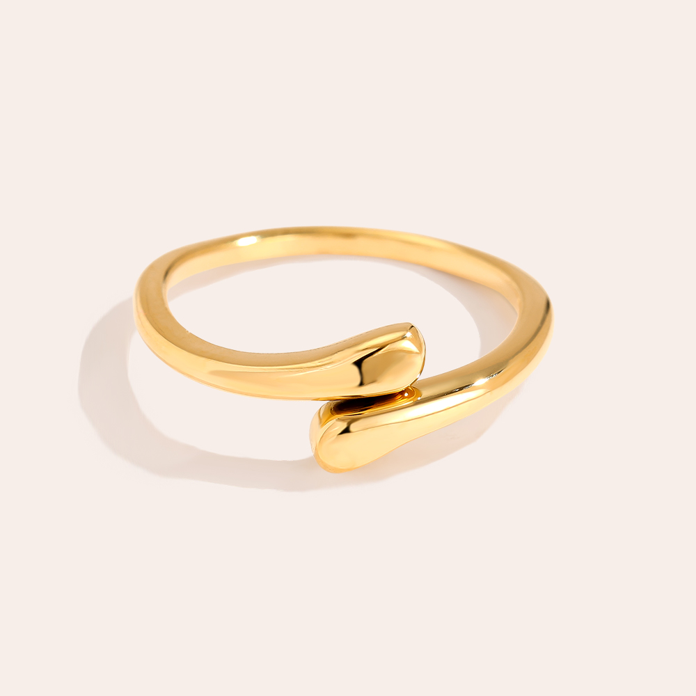 Goldfarbener Edelstahlring mit geschwungenem Design, offene Form mit zwei tropfenförmigen Enden