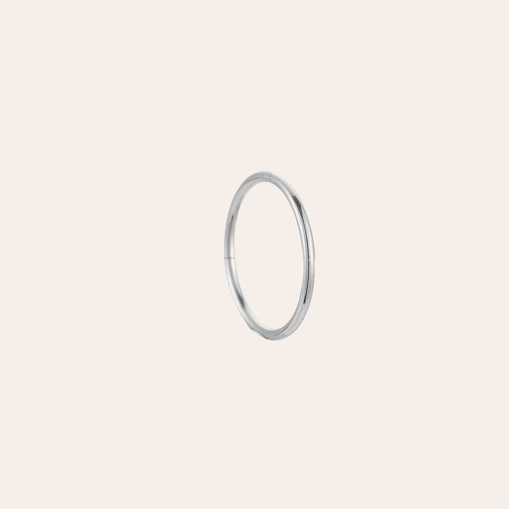 Silbernes Edelstahl-Piercing in perfekter Kreisform, minimalistisches Design