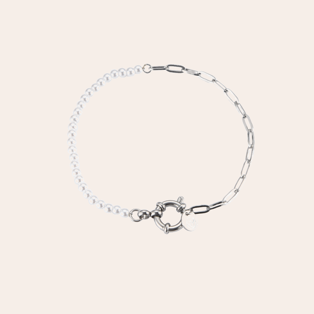 Silbernes Armband aus Edelstahl mit künstlichen Perlen und Gliederkette, runder Verschluss mit kleinem Anhänger