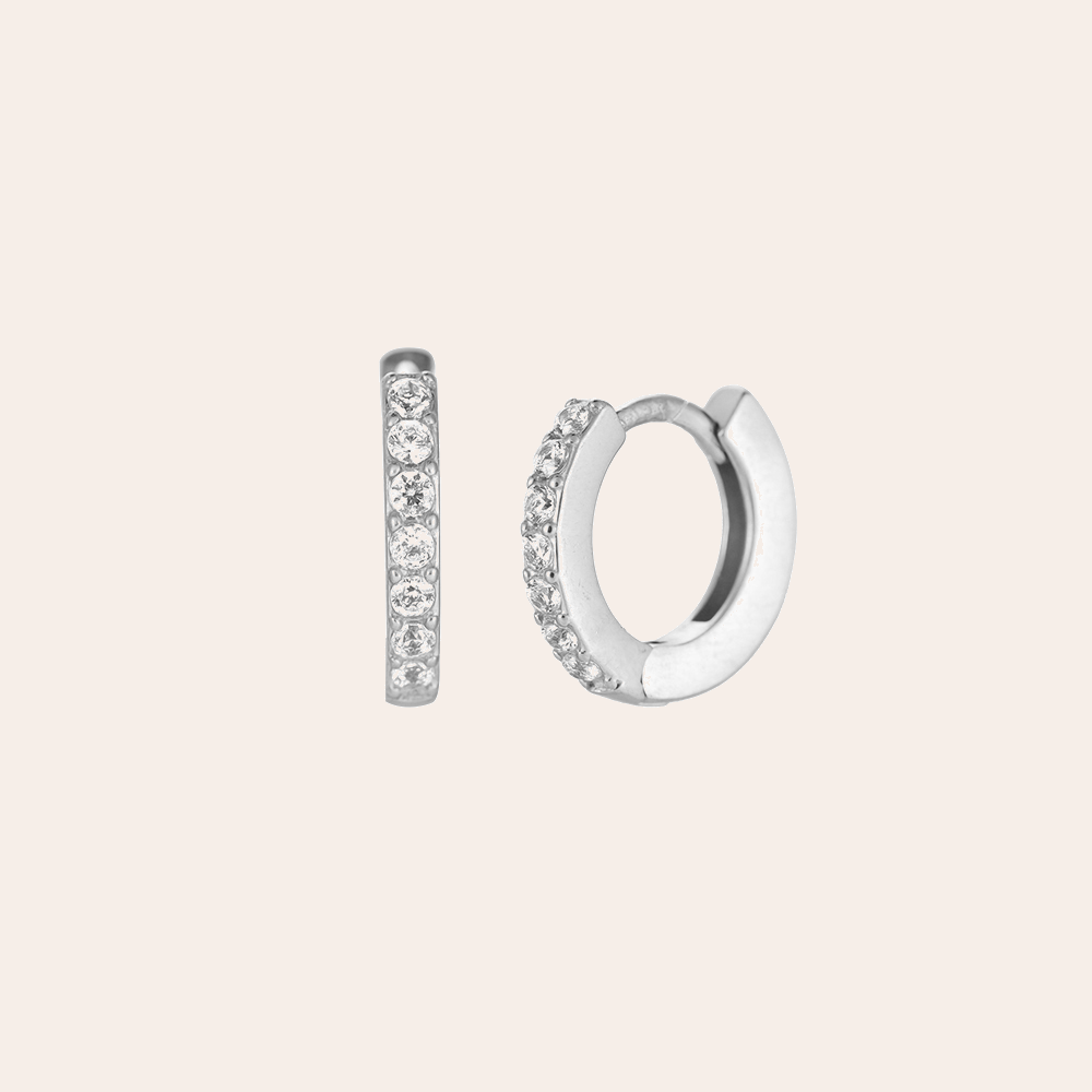 Silberne Edelstahl-Creolen mit sieben Diamanten, klassische runde Form, elegante Ausführung