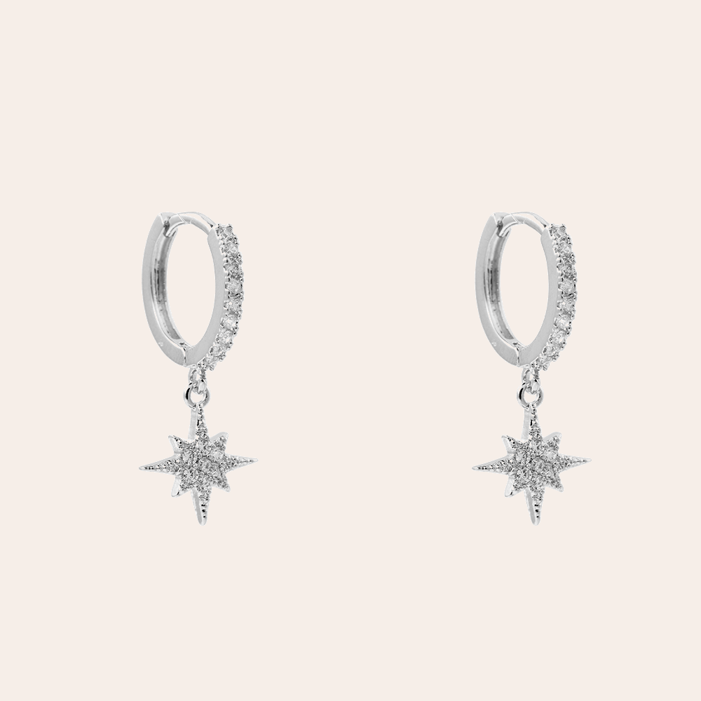 Silberne Ohrringe mit funkelndem Sternanhänger und kleinen Kristallen auf dem Ring, elegantes Design.