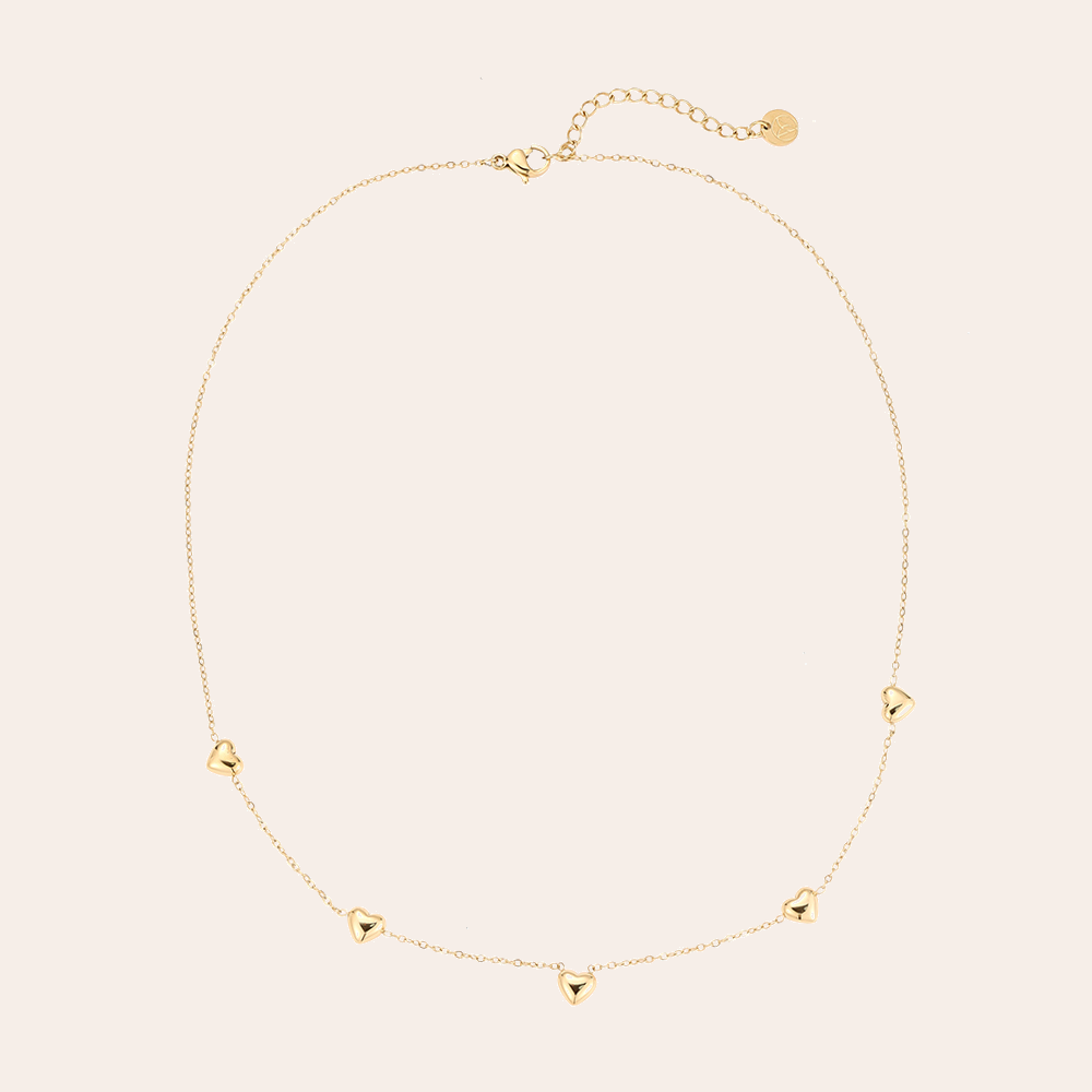 Goldene Edelstahl-Halskette mit fünf herzförmigen Anhängern, filigranes Design, verstellbare Länge