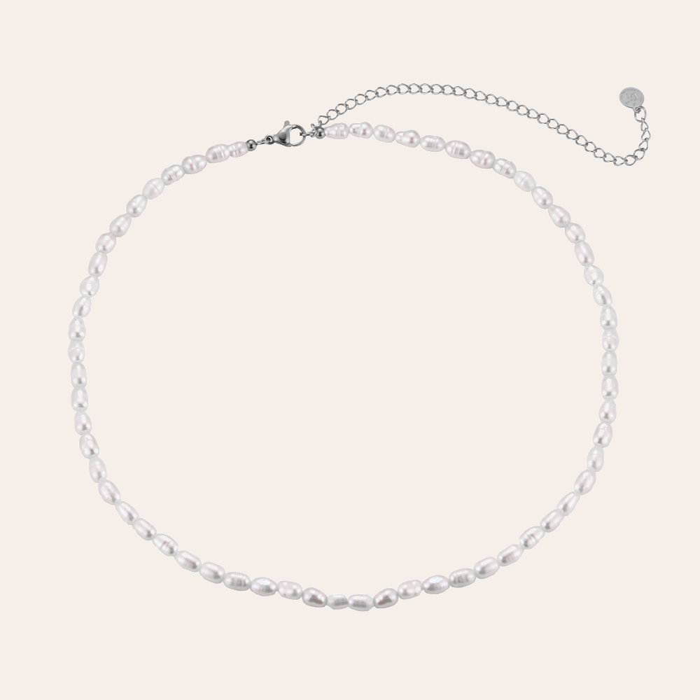Silberne Edelstahlkette mit weißen Perlen, verstellbarer Verschluss, schlichtes Design