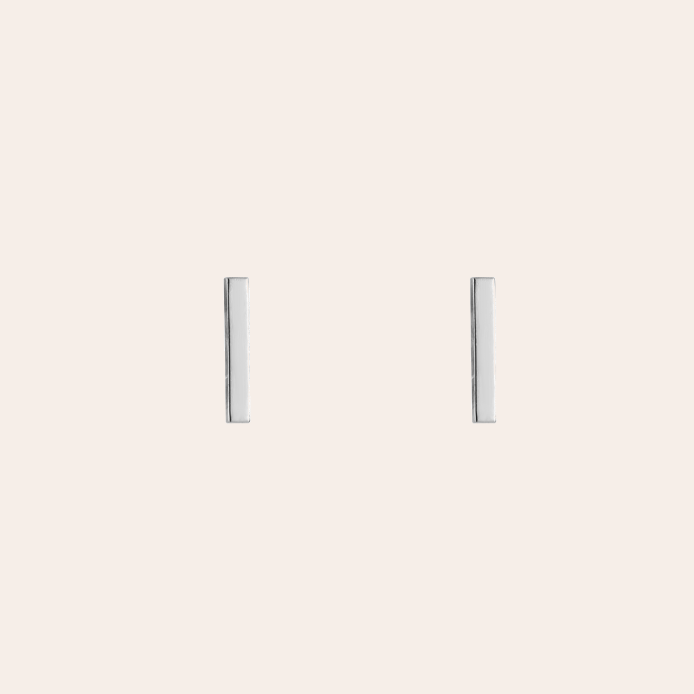 Silberne Edelstahl-Ohrringe in schlichter Stabform, minimalistisch und elegant