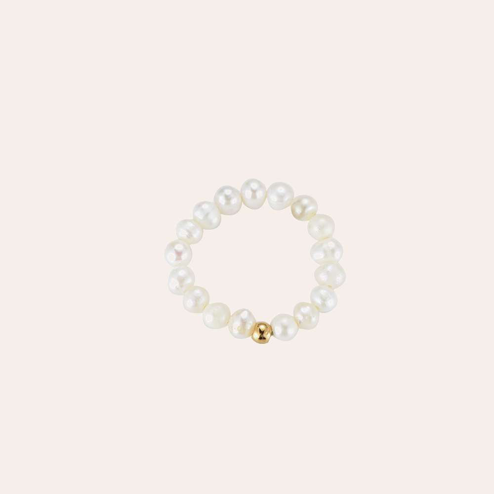 Edelstahlring mit kleinen weißen Perlen und einer goldenen Perle, rundes Design