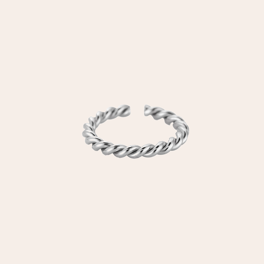Silberner Edelstahlring mit gedrehter Struktur, offenes Design, minimalistischer Stil