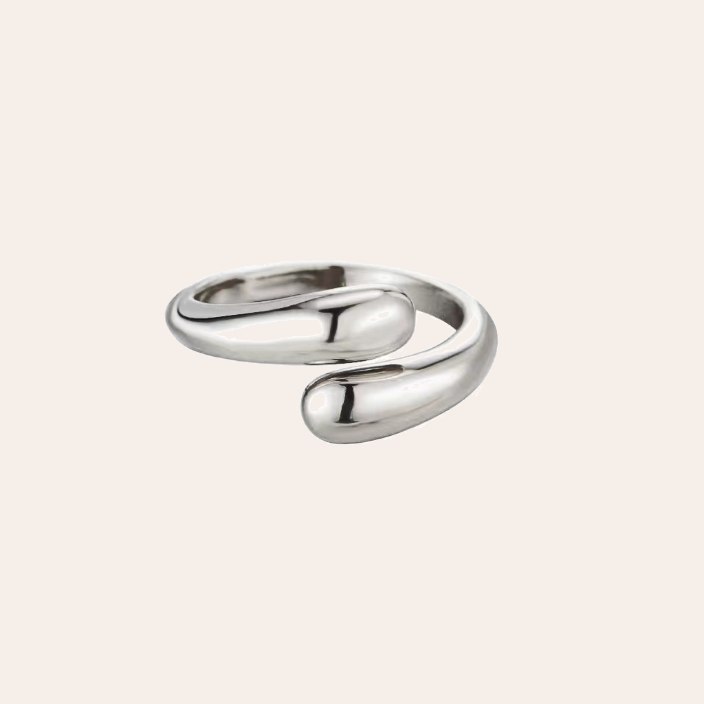 Silberner Edelstahlring in geschwungener Form, glänzende Oberfläche, offenes Design
