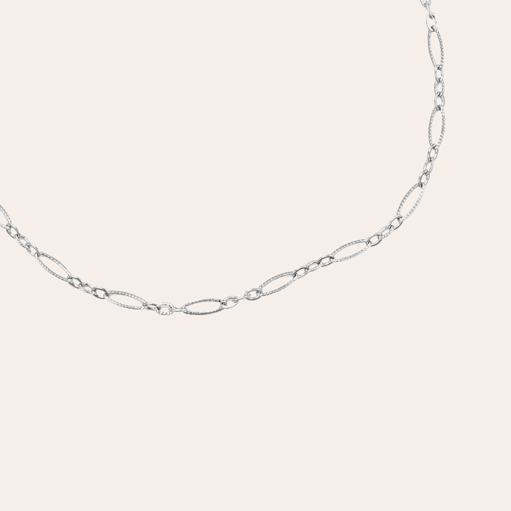 Silberne Edelstahlkette mit ovalen und runden Gliedern, filigranes Design, glänzendes Finish