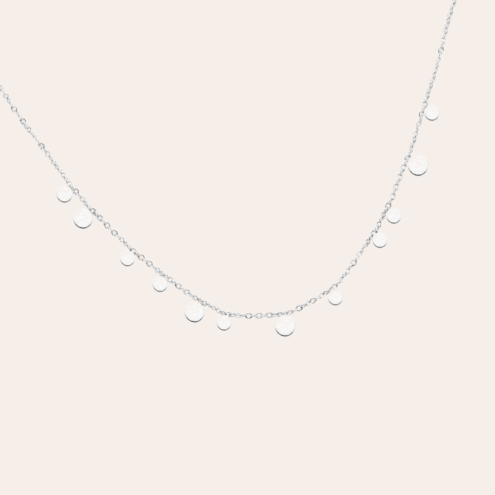 Silberne Edelstahlkette mit kleinen runden Anhängern, schlichtes Design, gleichmäßig verteilt