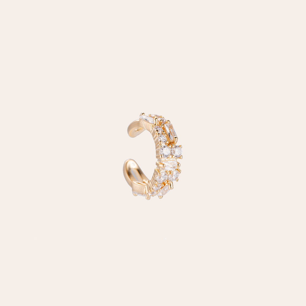 Vergoldeter Earcuff mit funkelnden Steinen, goldene Farbe, offenes Design, verziert mit rechteckigen und runden Kristallen
