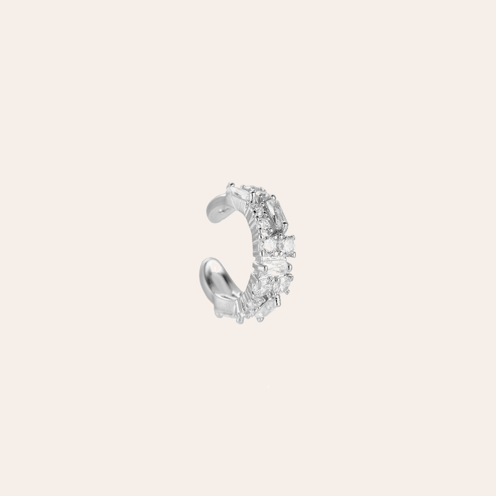 Silberner Earcuff mit funkelnden Steinen, halbkreisförmig, filigranes Design