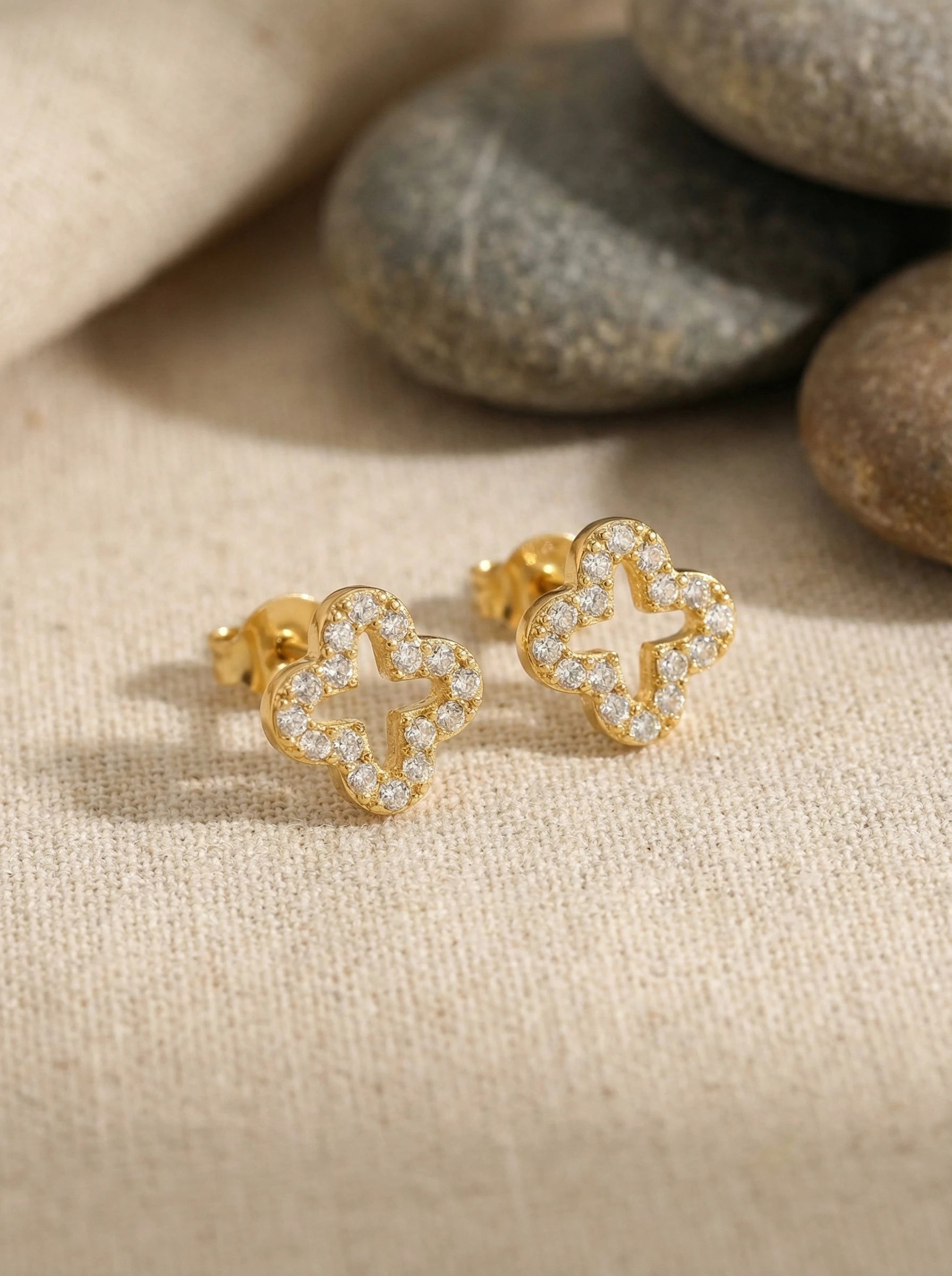 Diamond Hollow Lucky Flower Edelstahl Ohrringe - Produktbild 2