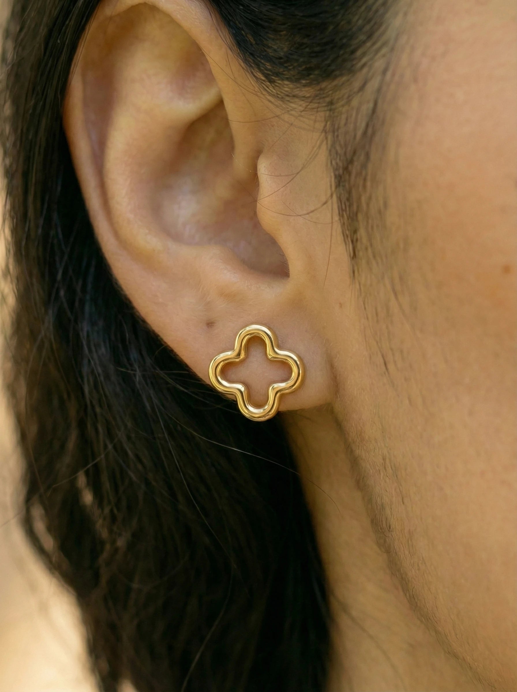 Simple Hollow Lucky Flower Edelstahl Ohrringe - Produktbild 4
