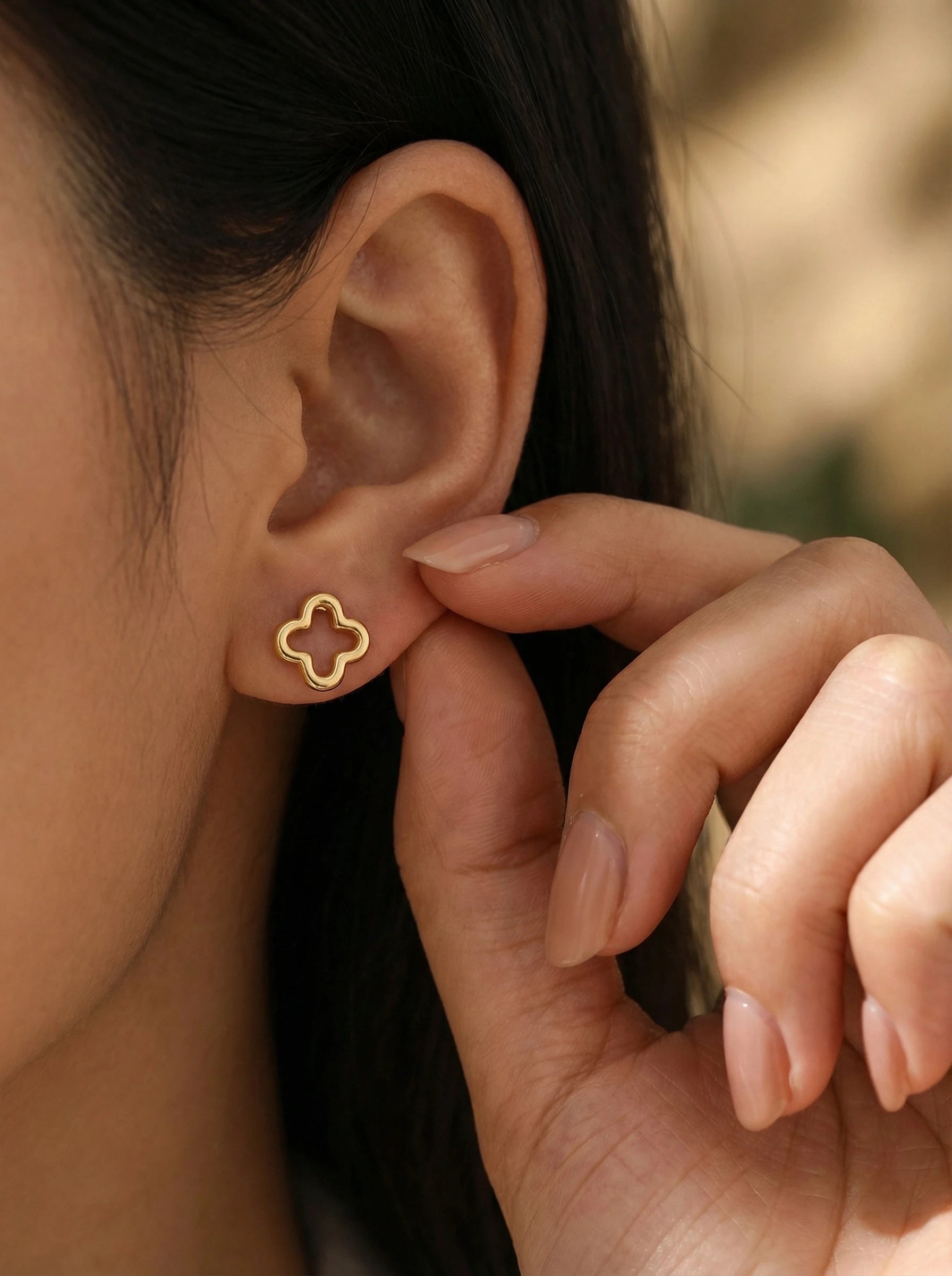 Simple Hollow Lucky Flower Edelstahl Ohrringe - Produktbild 5