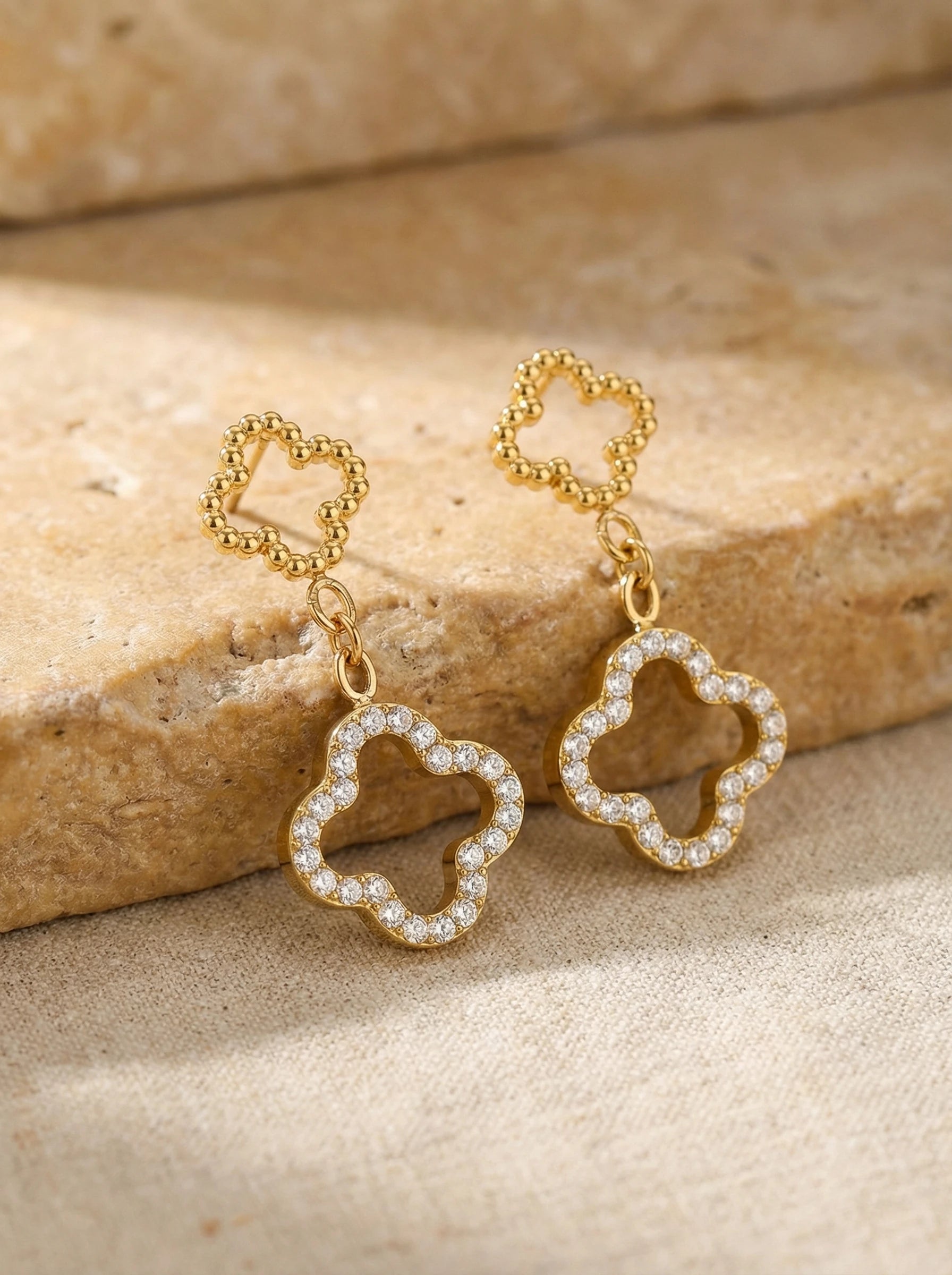 Diamond Hollow Lucky Flower Edelstahl Ohrringe - Produktbild 2