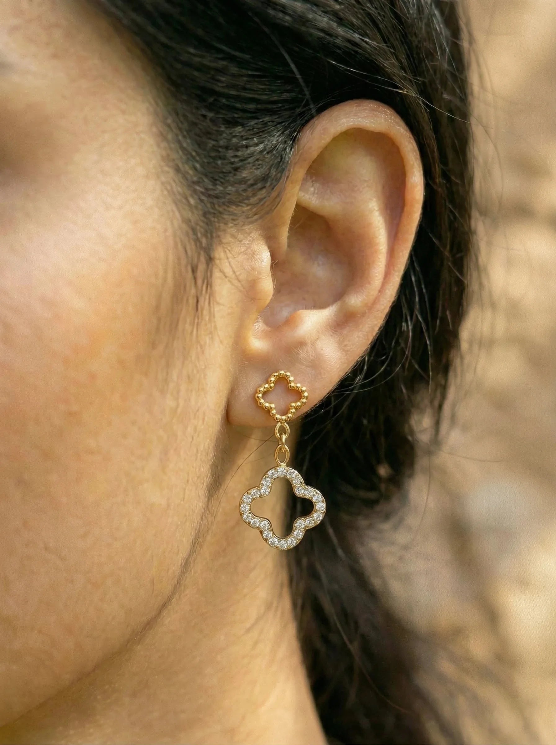 Diamond Hollow Lucky Flower Edelstahl Ohrringe - Produktbild 4