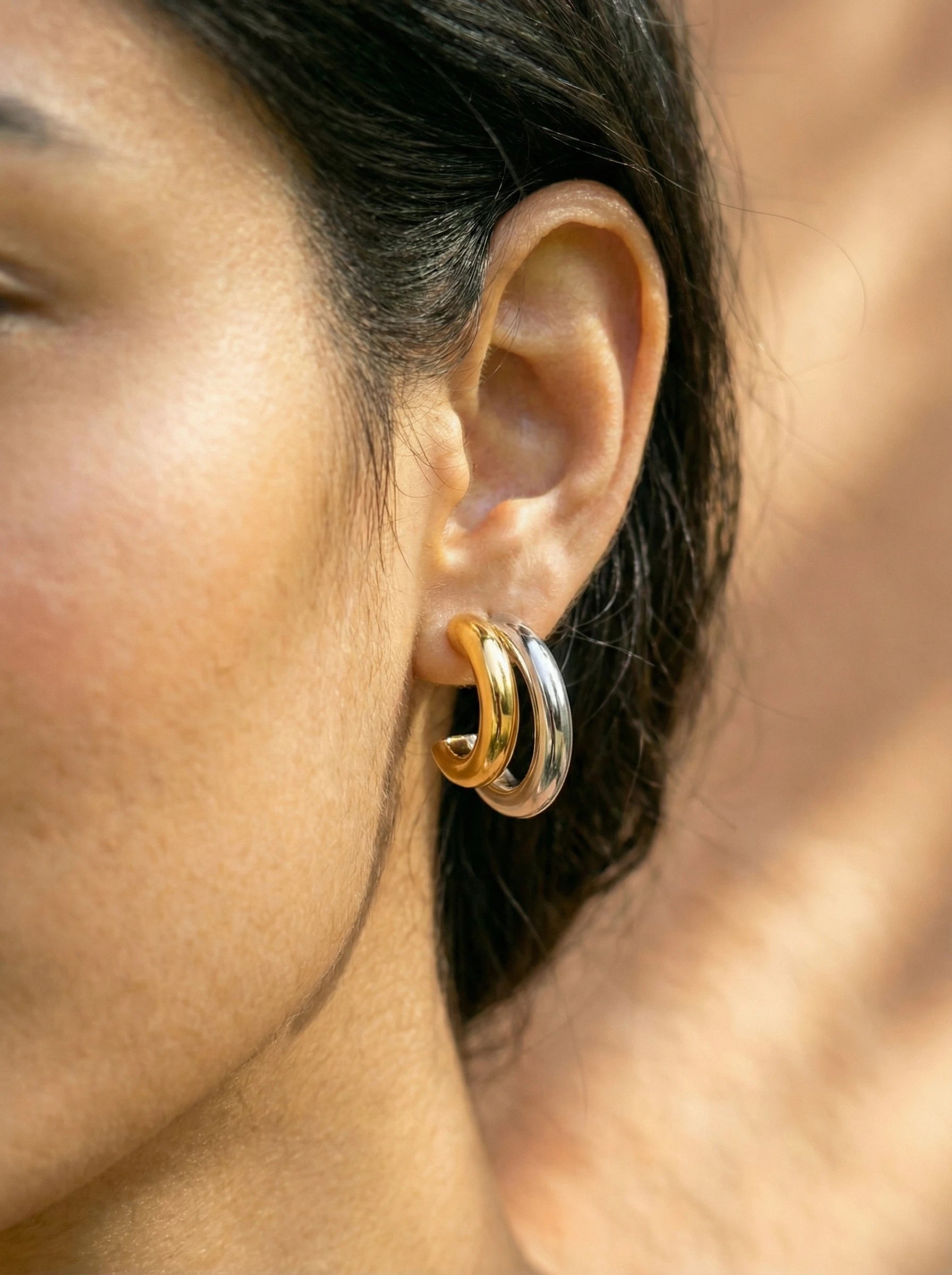 Gold And Silver Half Hoop Edelstahl Ohrringe - Produktbild 3