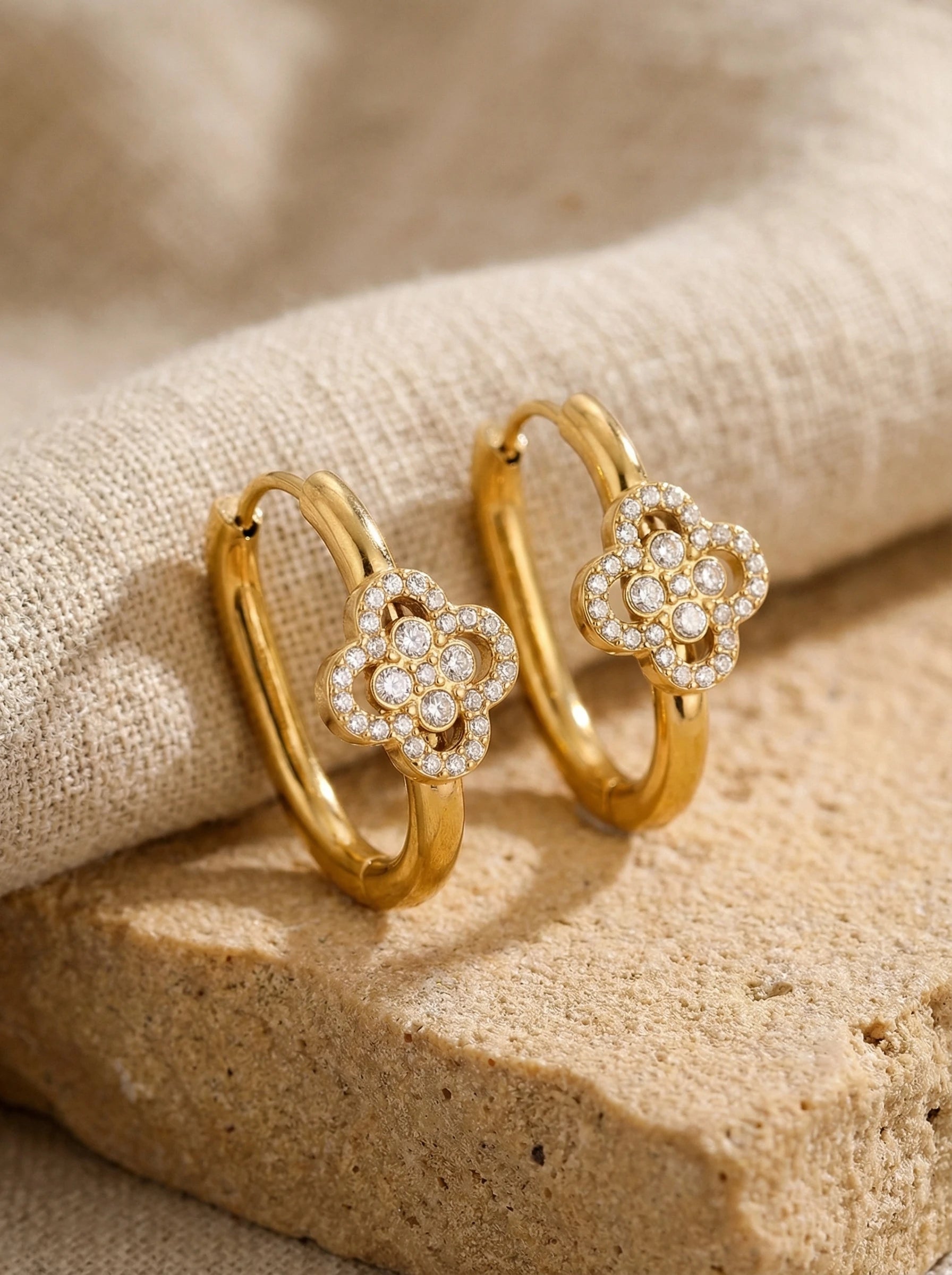 Diamond Lucky Flower In Hoop Edelstahl Ohrringe - Produktbild 2