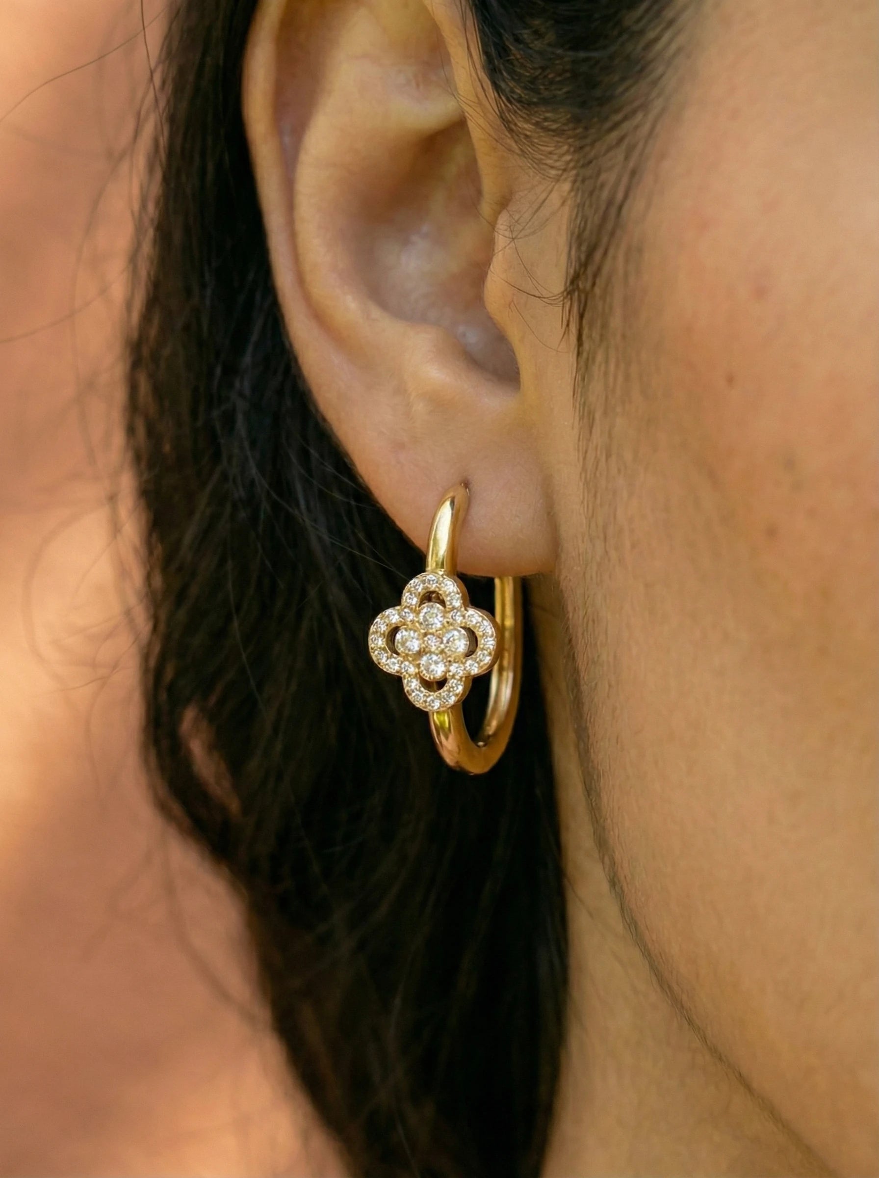 Diamond Lucky Flower In Hoop Edelstahl Ohrringe - Produktbild 4